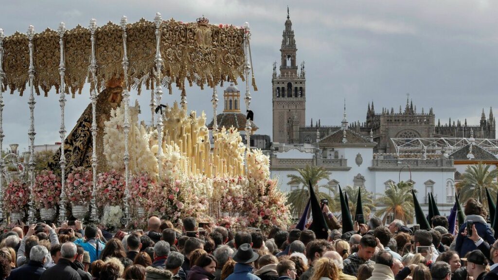 Paso-palio-Semana-Santa-Sevilla_1336376685_104746423_1200x675